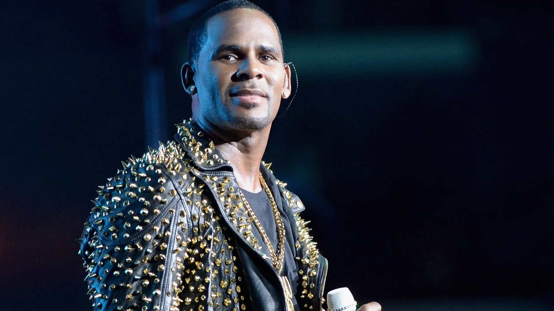 R. Kelly charged with 11 new sex-related crimes in Chicago
