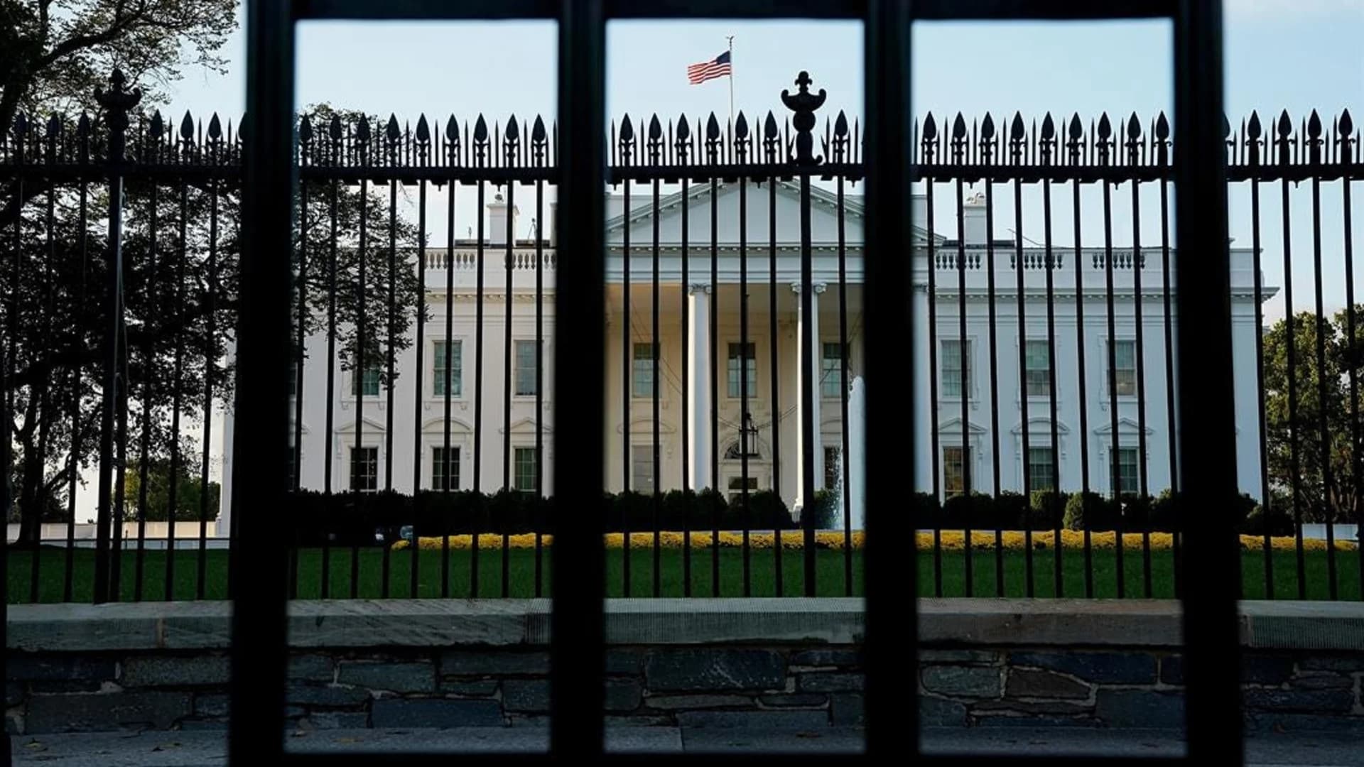 Man fatally shoots himself outside White House