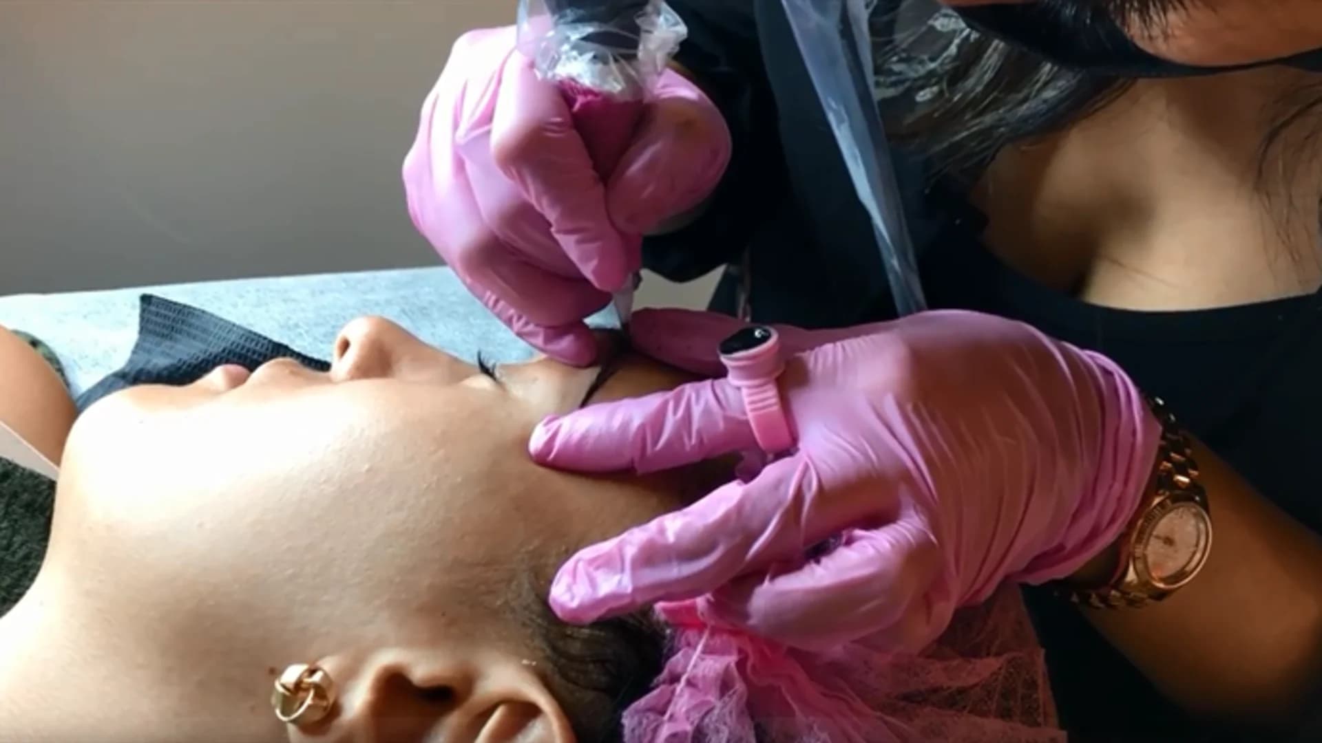 Ombre-powdered eyebrows provide alternative to tattooing