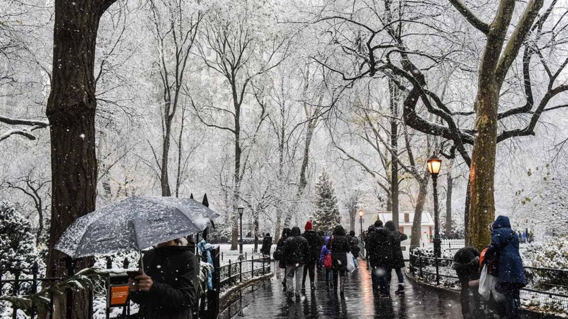 Photos: First snowfall of the season in NYC