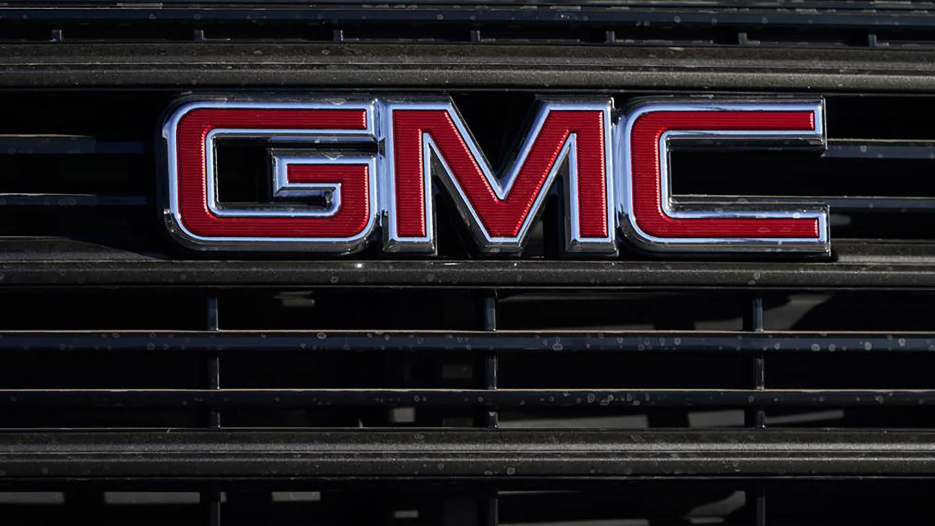 GM recalls nearly 682,000 SUVs due to possible windshield wipers issue