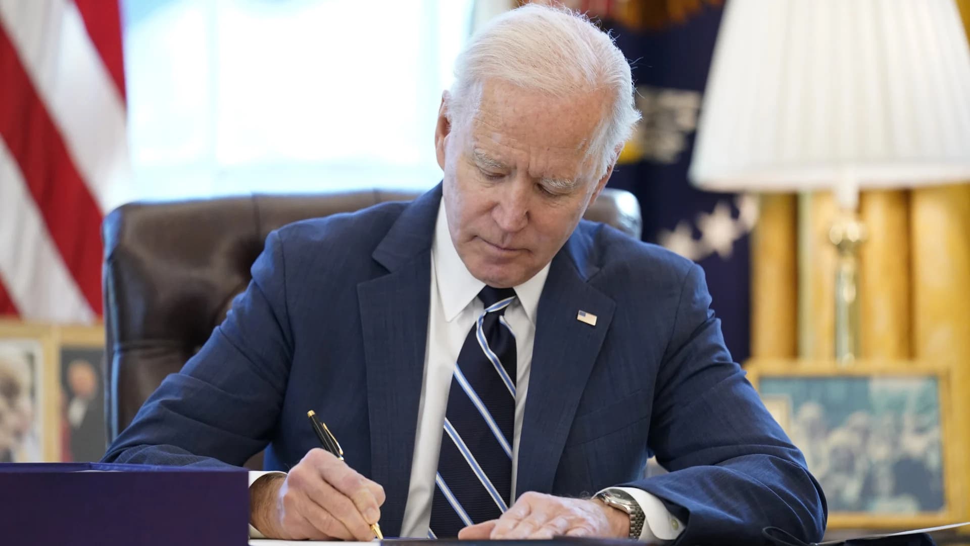 AP sources: Biden to sign policing executive order
