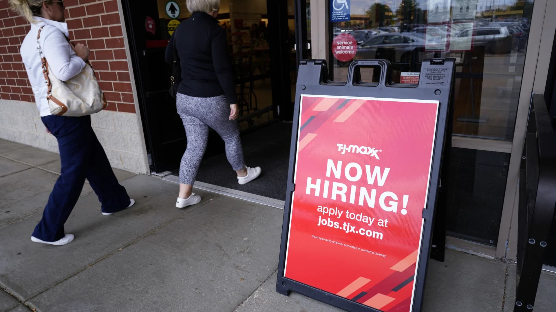 Weekly US applications for jobless benefits slide to lowest level in 5 months