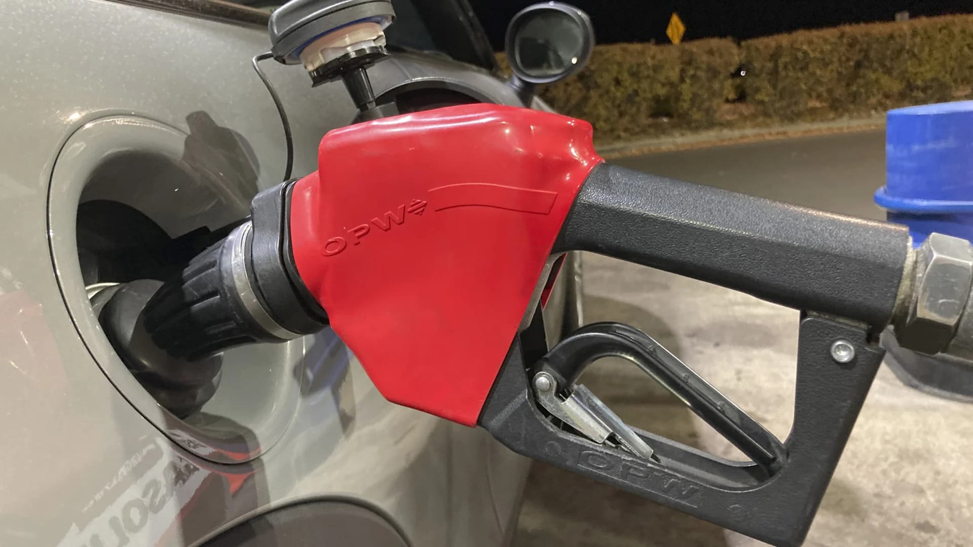 Average US gas price drops 2 pennies over 3 weeks to $3.39