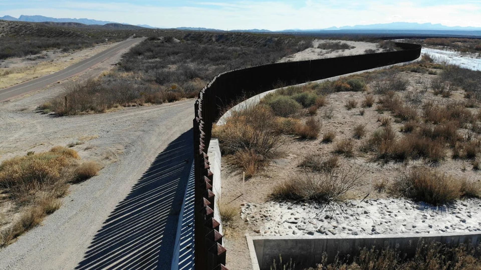 Senate rejects Trump border emergency as Republicans defect