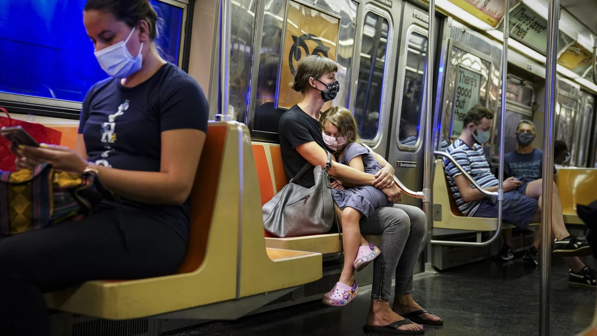 8 tips to reduce your risk of getting sick while using public transit